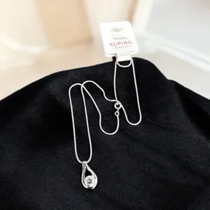 Hanga ezüst színű xuping nyaklánc köves medállal