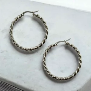 Tony ezüst színű 3,5 cm csavart nemesacél karika fülbevaló